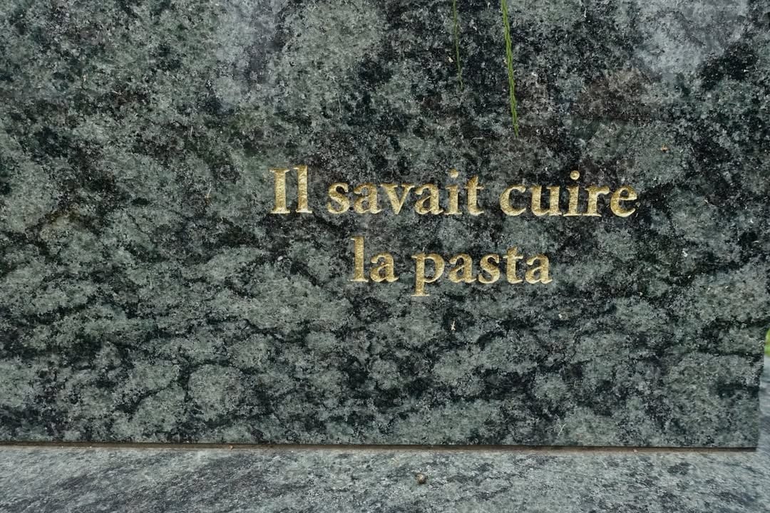 pierre tombale avec l’inscription : il savait cuire la pasta