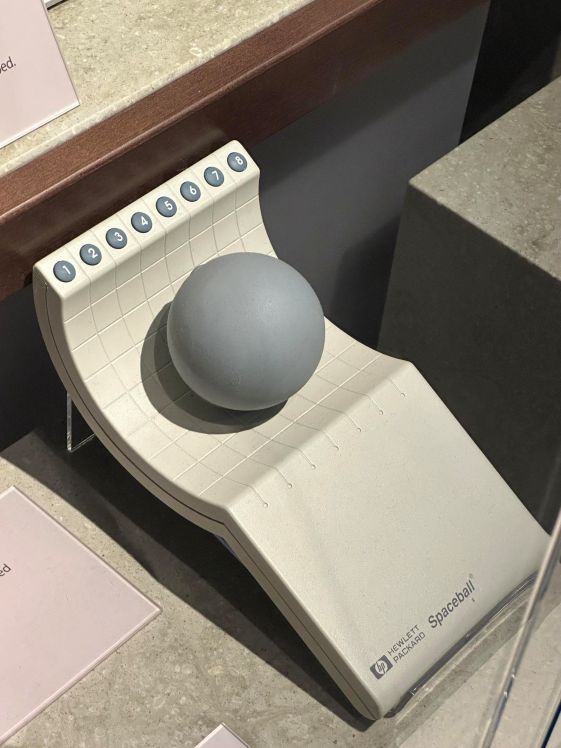 Photo d’un curieux périphérique appelé HP Spaceball